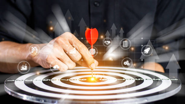 businessman throwing red arrow dart to  target dart board. setup objectives and target for business investment concept. business investment objective concept marketing strategies and goals for success - 实现品牌快速增长 個照片及圖片檔